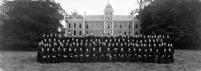 818014 Groepsportret van de seminaristen van het Groot-Seminarie Rijsenburg te Driebergen-Rijsenburg; in het midden, op ...